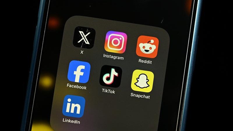 Social media and search engines must pay for local news or face other financial charges in a Government bid to fund Australian journalism.  (Joel Carrett/AAP PHOTOS)