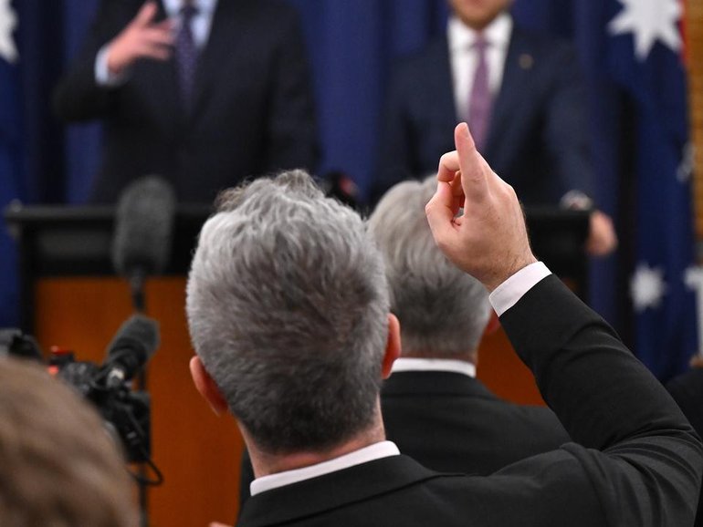 Deals between platforms and news publishers would sustain vital journalism, the government says. 