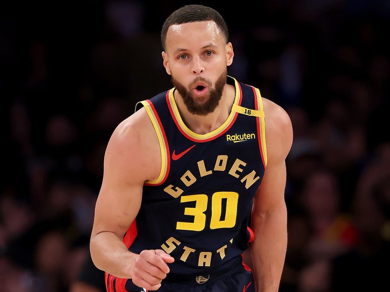 Stephen Curry of the Golden State Warriors celebrates a shot in the fourth quarter against the New York Knicks at Madison Square Garden on March 04, 2025.