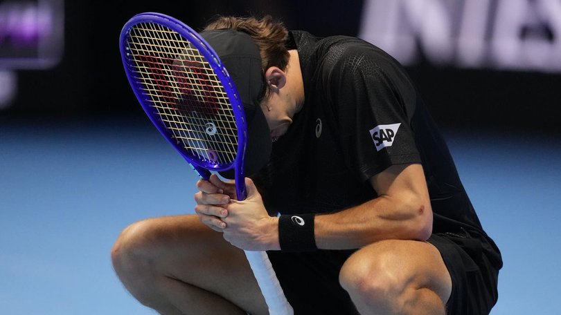 Alex de Minaur gets that sinking feeling again while losing his ATP Finals semi to Jannik Sinner.