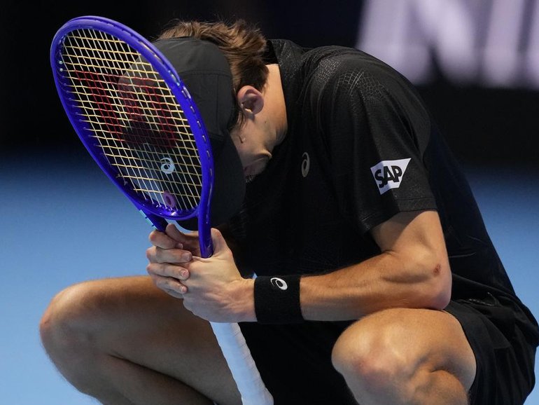 Alex de Minaur gets that sinking feeling again while losing his ATP Finals semi to Jannik Sinner.