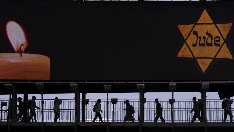 A Star of David from a Nazi-era concentration camp has been withdrawn from an auction in Germany.