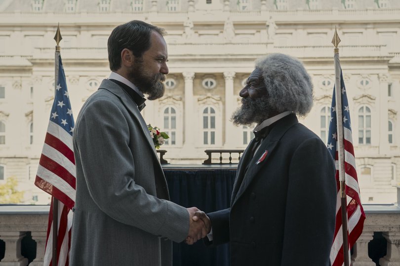 Michael Shannon, left, as James Garfield and Vondie Curtis-Hall as Frederick Douglass “Death by Lightning.” MUST CREDIT: Larry Horricks/Netflix