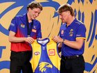 Willem Duursma gets his jumper from Harley Reid.