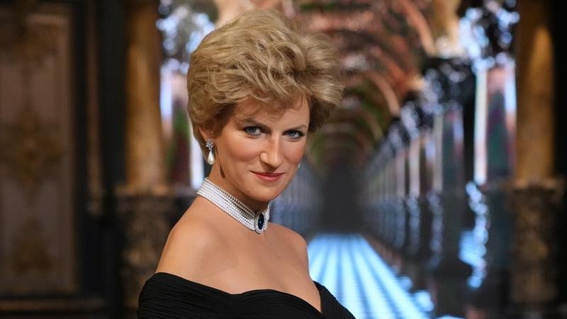A life-size wax figure of Lady Diana has been unveiled by the Grevin Museum in Paris.
