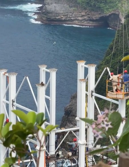 The lift in construction at one of Bali’s most beautiful hiking locations. 