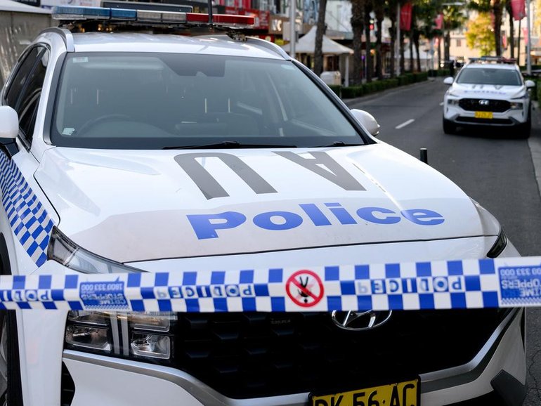 Members of the public are being urged to avoid the area.(Steven Markham/AAP PHOTOS)