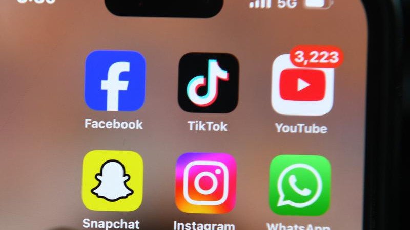 Malaysia is preparing to impose a ban on teens under 16 using social media. (Jono Searle/AAP PHOTOS)