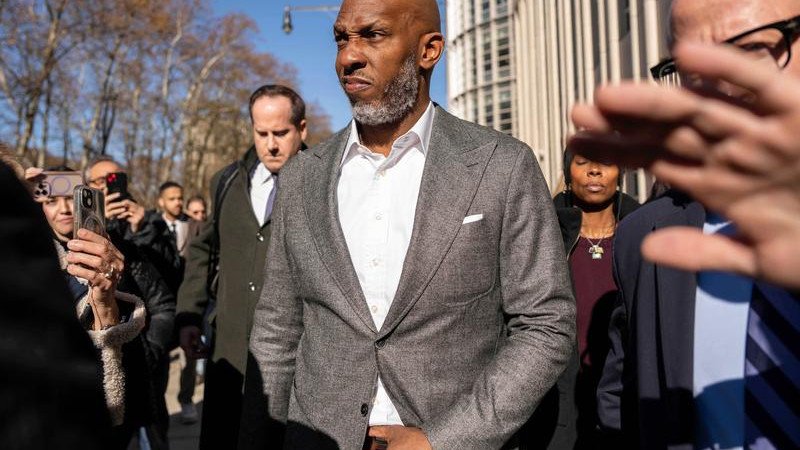 Trail Blazers coach Chauncey Billups has pleaded not guilty to charges over rigged poker games. 