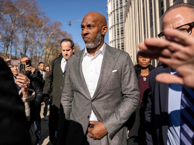 Trail Blazers coach Chauncey Billups has pleaded not guilty to charges over rigged poker games. 