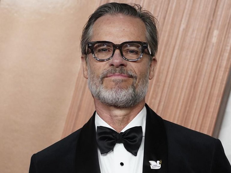 Guy Pearce has apologised over his distribution of anti-israel content online.
