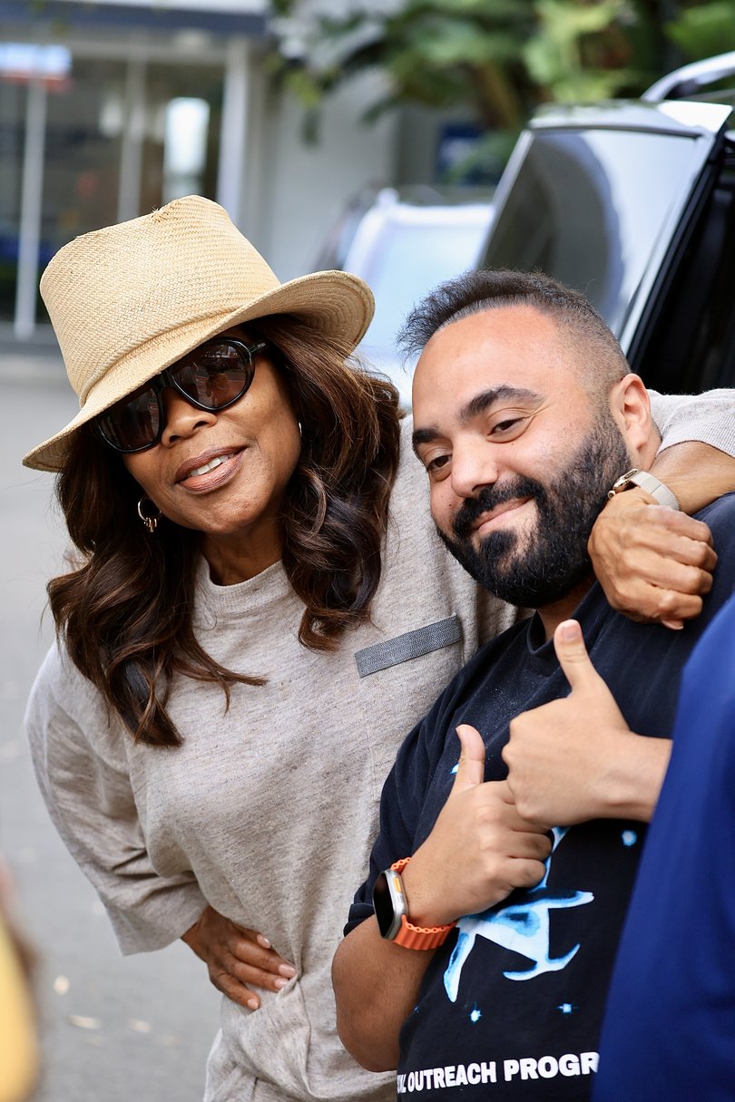 She arrived in style, wearing loose-fitting grey loungewear and sunglasses under a sand-coloured wide brimmed hat. 