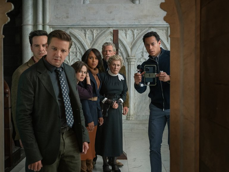 Andrew Scott, Jeremy Renner, Cailee Spaeny, Kerry Washington, Thomas Haden Church, Glenn Close and Daryl McCormack (L-R) in Wake Up Dead Man.