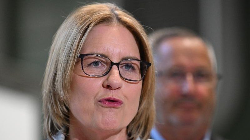 The Victorian Government plans to eliminate 1000 public service positions, including over 300 executive roles.