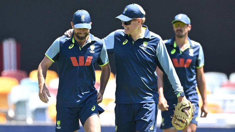 Michael Neser (l) will replace spinner Nathan Lyon in the second Test against England. (Dave Hunt/AAP PHOTOS)