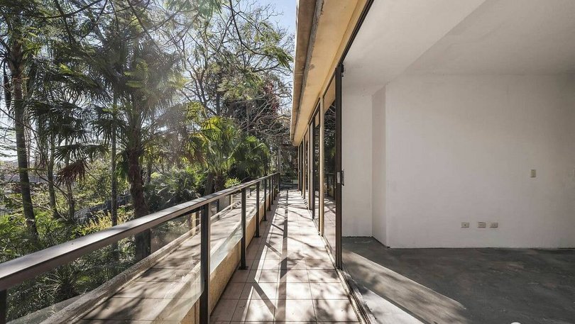 It's perched on leafy Ivy Street with river views. i