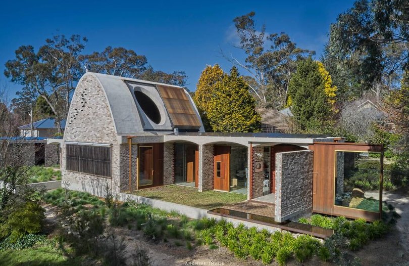 The home is situated on a slender block overlooking the greenery of a gold course.