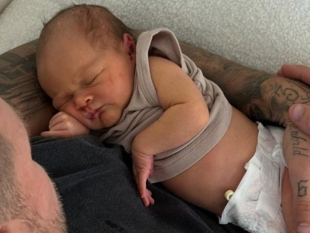 Jordan De Goey and Aisha Jade McKinnon have welcomed a baby girl into the world. 