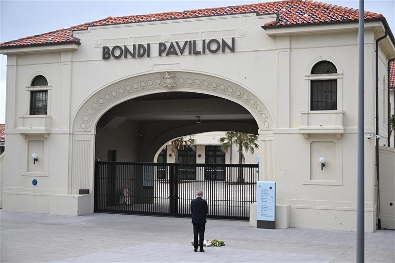 Australian Prime Minister Anthony Albanese lays flowers at the Bondi Pavilion.