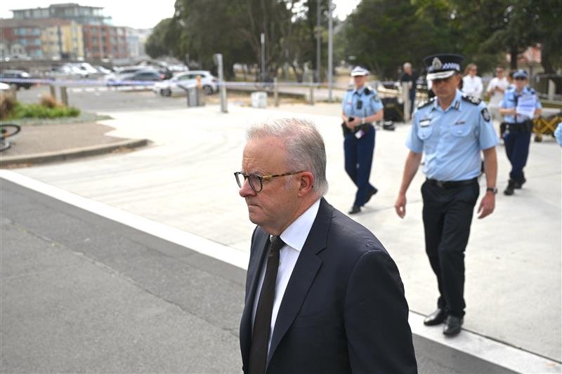 Australian Prime Minister Anthony Albanese lays flowers at the Bondi Pavilion.