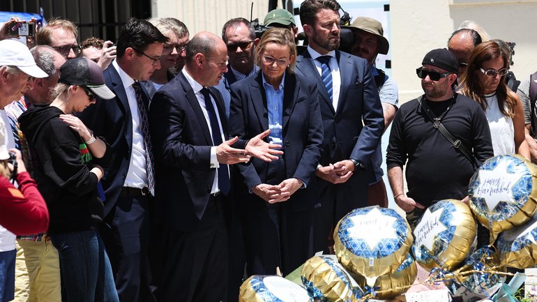 Former federal treasurer Josh Frydenberg and Sussan Ley visit the makeshift memorial site at Bondi Beach. 