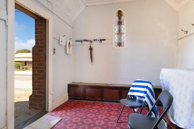 Features include leadlight windows.