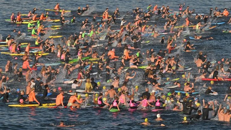 Hundreds of board riders and swimmers joined a paddle out at Bondi Beach in a show of solidarity. (Mick Tsikas/AAP PHOTOS)