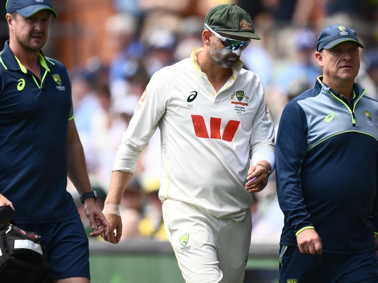 Nathan Lyon leaves the field at Adelaide Oval after suffering an apparent hamstring injury. (Joel Carrett/AAP PHOTOS)