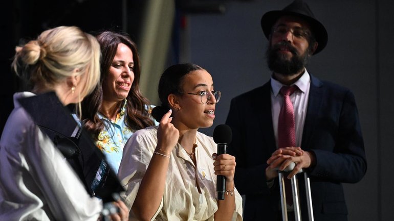 Chaya Dadon has shared a message of hope at a memorial for those killed in the Bondi massacre. (Dean Lewins/AAP PHOTOS)