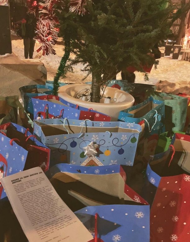 The group claim to have put the stolen goods under a Christmas tree at place Valois in Montreal’s Mercier-Hochelaga-Maisonneuve borough.