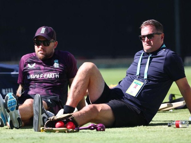 Rob Key (r) has vowed to look at the drinking habits of Ben Stokes's team during the Ashes. (Jason O'BRIEN/AAP PHOTOS)