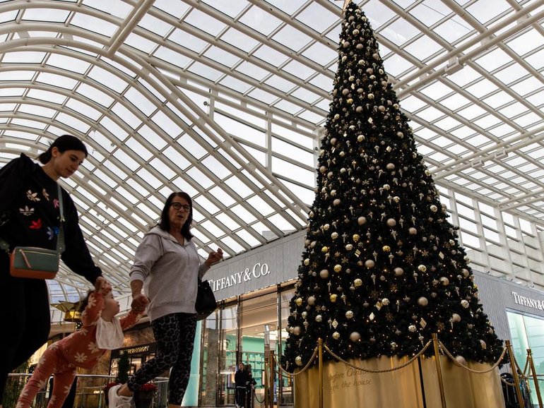 Australian shoppers are expected to spend more than $3 billion in the Boxing Day sales. (Diego Fedele/AAP PHOTOS)