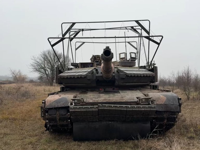 Australian Abrams tanks in service with the 425th "Skala" Regiment of the Ukrainian Armed Forces. The tanks retain their camouflage, allowing them to be distinguished from American deliveries. Military Observer/X