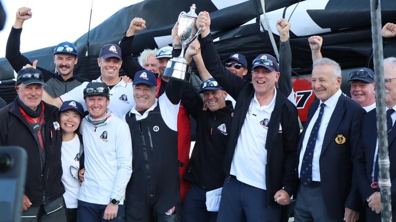 Comanche skippers James Mayo and Matt Allen and crew celebrate their Sydney-Hobart victory.  (Ethan James/AAP PHOTOS)