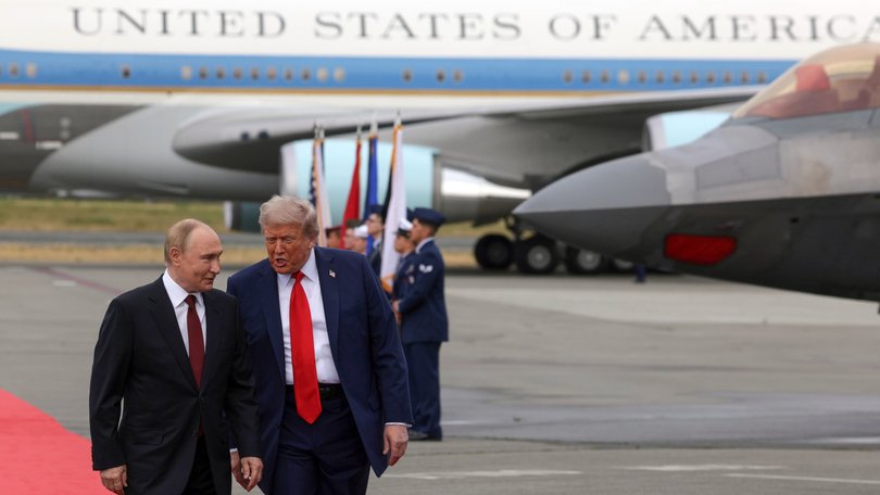 Presidents Trump and Putin discussed the Ukraine-EU ceasefire plan over the phone just before Ukraine President Zelensky arrived in Florida for talks.