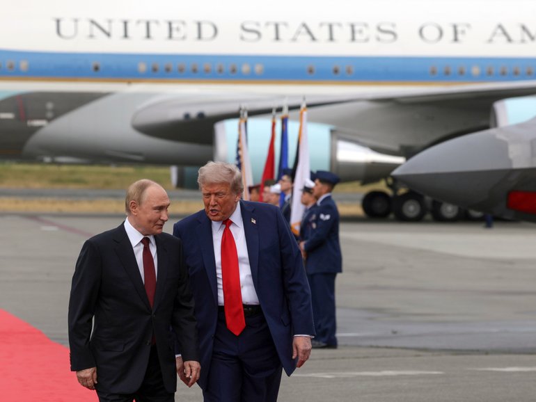 Presidents Trump and Putin discussed the Ukraine-EU ceasefire plan over the phone just before Ukraine President Zelensky arrived in Florida for talks.