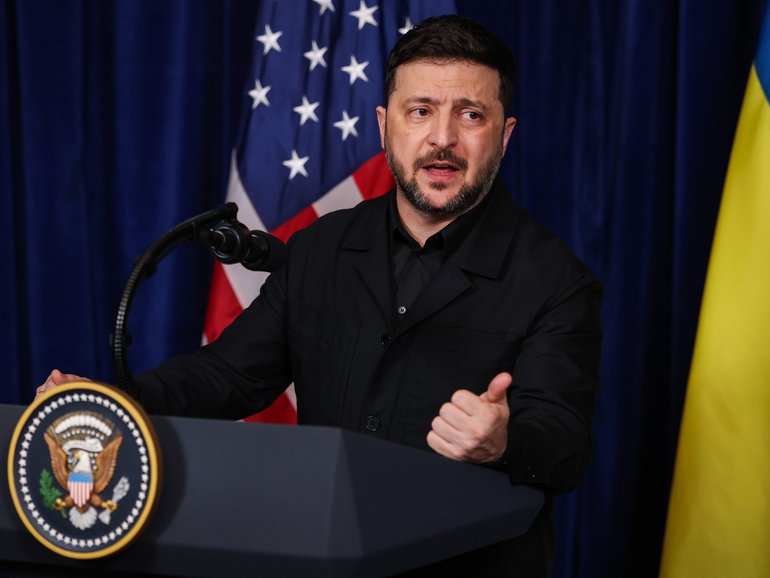 Donald Trump invited Volodymyr Zelensky to his private club to work on the US-proposed peace plan to end the war in Ukraine.
