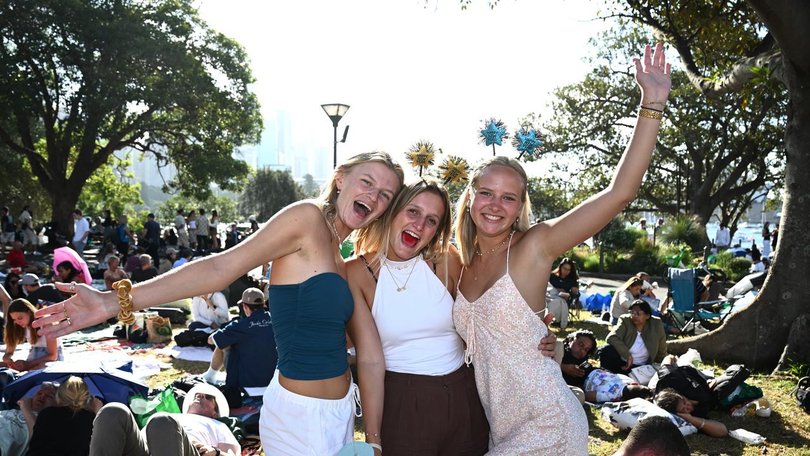 Thousands across Australia gathered early to celebrate the end of 2025 and the start of 2026. (Dan Himbrechts/AAP PHOTOS)