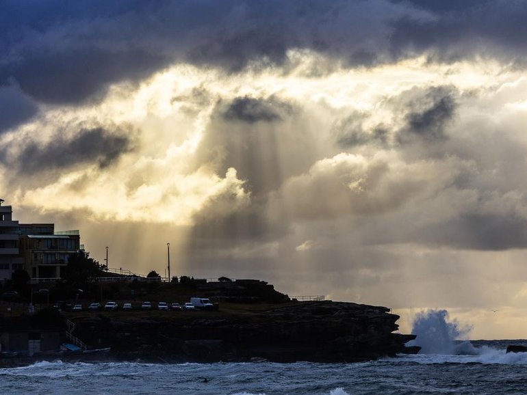 The New Year has not started well on Sydney's beaches with a body recovered and a search ongoing. (Jessica Hromas/AAP PHOTOS)