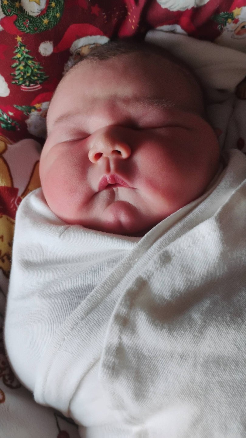 Baby Canyon tipped the scales at a whopping 5.74kg, around the weight of an average bowling ball.