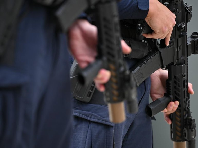 Police armed with rifles are among heightened security measures for the Ashes Test in Sydney. (James Ross/AAP PHOTOS)