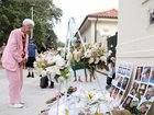 Australian Olympic legend Dawn Fraser laying flowers at the memorial at Bondi Pavilion.