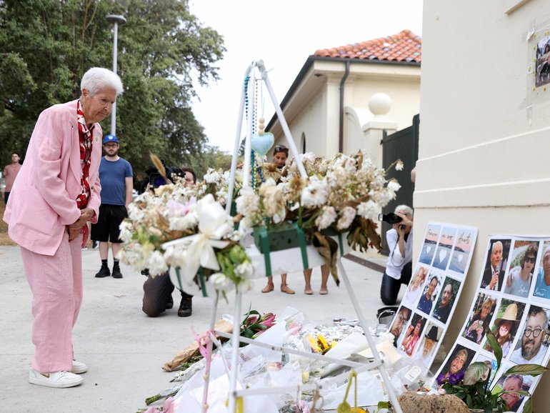 Australian Olympic legend Dawn Fraser laying flowers at the memorial at Bondi Pavilion.