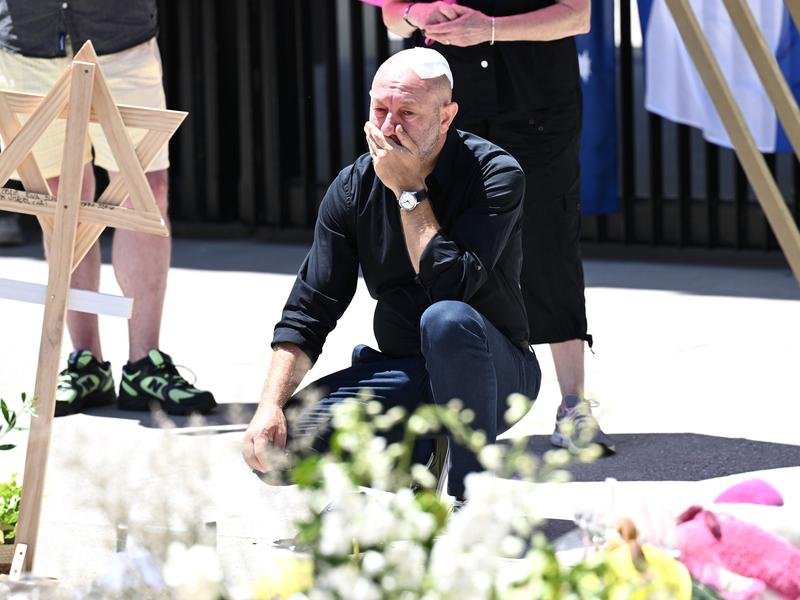 Shooting survivor Arsen Ostrovsky says he has not heard from Prime Minister Anthony Albanese. (Dan Himbrechts/AAP PHOTOS)