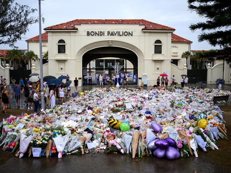 The prime minister is being urged to heed calls for a federal inquiry into the Bondi tragedy. (Bianca De Marchi/AAP PHOTOS)