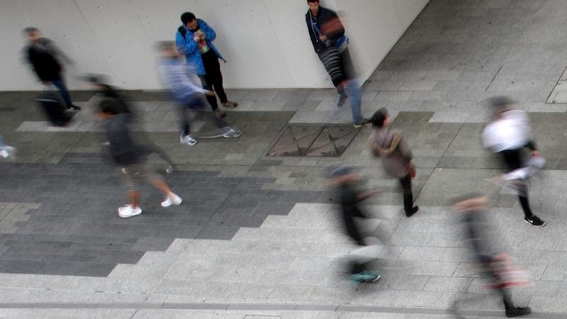 The rate of decline in net migration has slowed with Australia's labour market remaining strong. (Kelly Barnes/AAP PHOTOS)