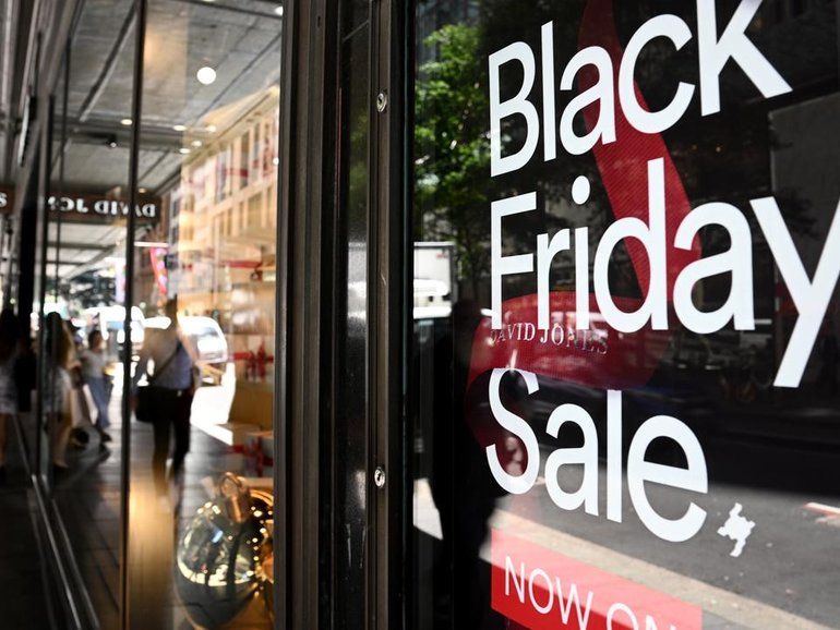 Monthly household spending figures for November will take in the pre-Christmas sales period. (Dan Himbrechts/AAP PHOTOS)