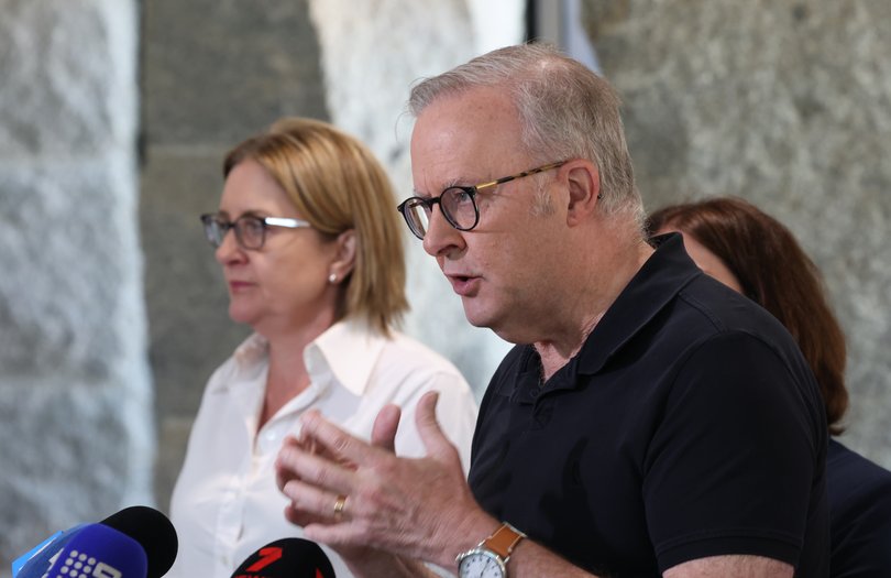 Jacinta Allan tours the Bendigo Incident Control Centre for one of many bushfires burning across the state along with Anthony Albanese.