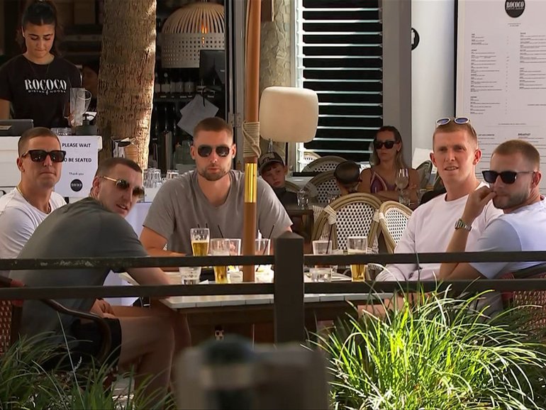 England cricket team having beers in Noosa. CREDIT: 7NEWS