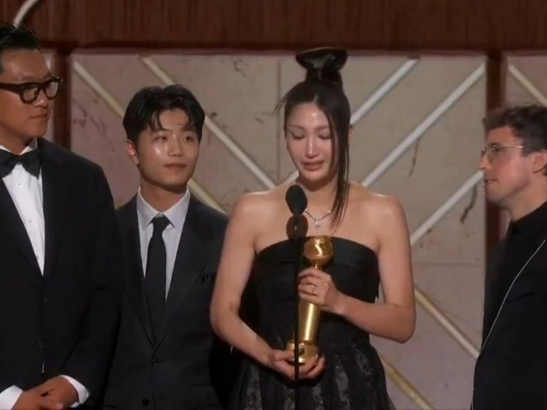 Singer-songwriter Ejae has broken down accepting a Golden Globe.
